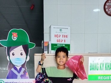 BÉ VUI NHẬN QUÀ MỪNG ĐÓN TRUNG THU CÙNG SẢN NHI SÓC TRĂNG