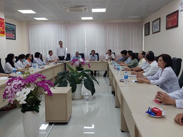 Chủ tịch UBND tỉnh đến thăm và tặng quà tại Bệnh viện CK Sản Nhi