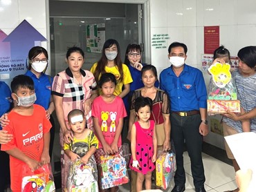 ĐOÀN CƠ SỞ TẶNG QUÀ MỪNG TRUNG THU CHO BỆNH NHI NỘI TRÚ CÓ HOÀN CẢNH KHÓ KHĂN