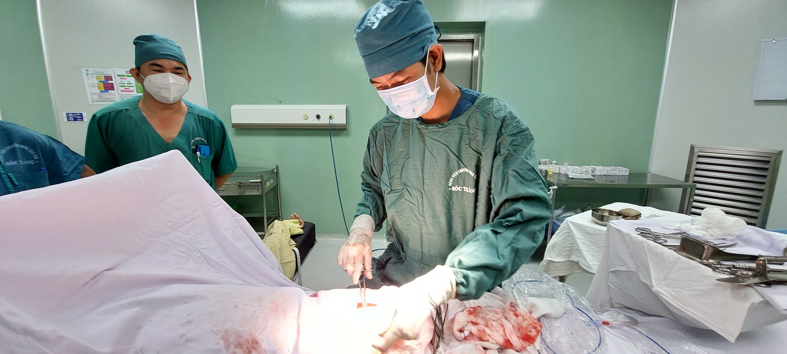 PHẪU THUẬT CẮT U NANG BUỒNG TRỨNG CHỨA DỊCH NẶNG HƠN 8,5KG