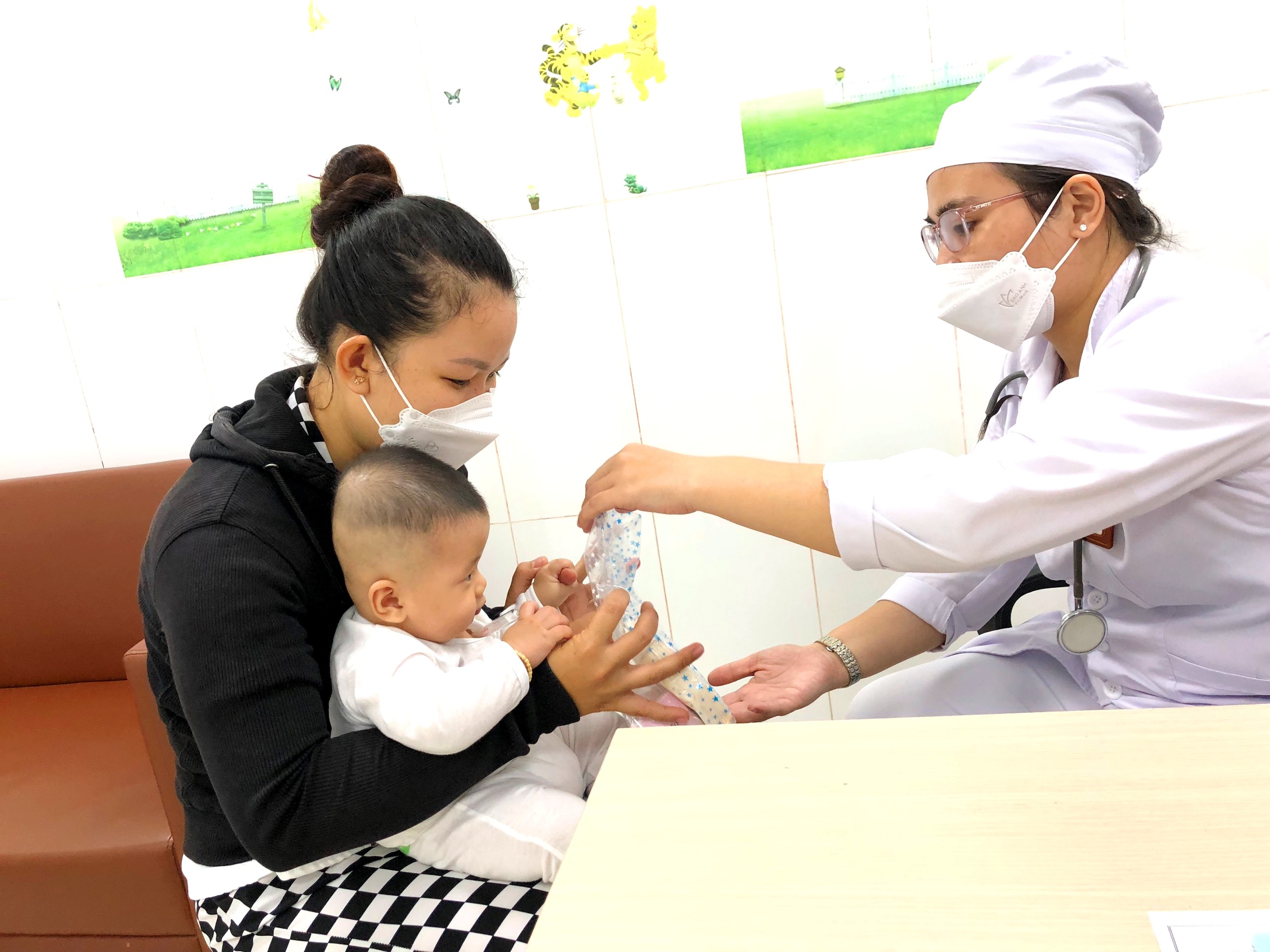“TIÊM CHỦNG TRÚNG QUÀ” TIẾP TỤC  MANG NIỀM VUI CHO MẸ VÀ BÉ