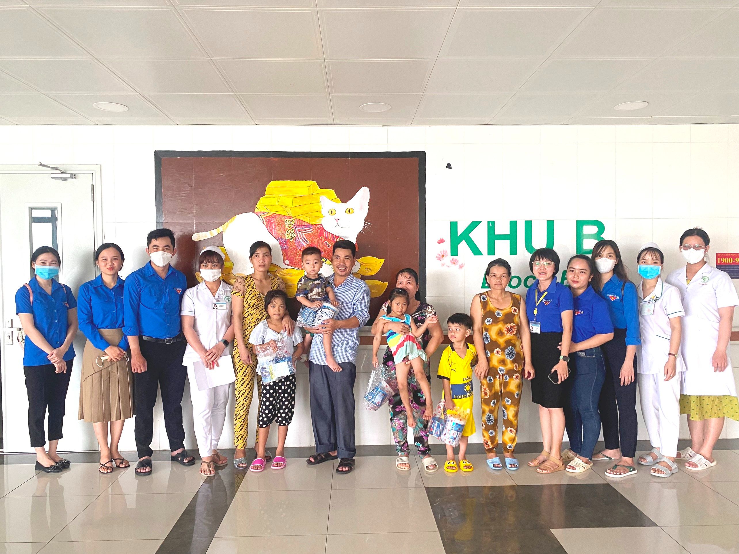 TẶNG QUÀ CHO BỆNH NHI CÓ HOÀN CẢNH KHÓ KHĂN MỪNG TẾT THIẾU NHI 2023