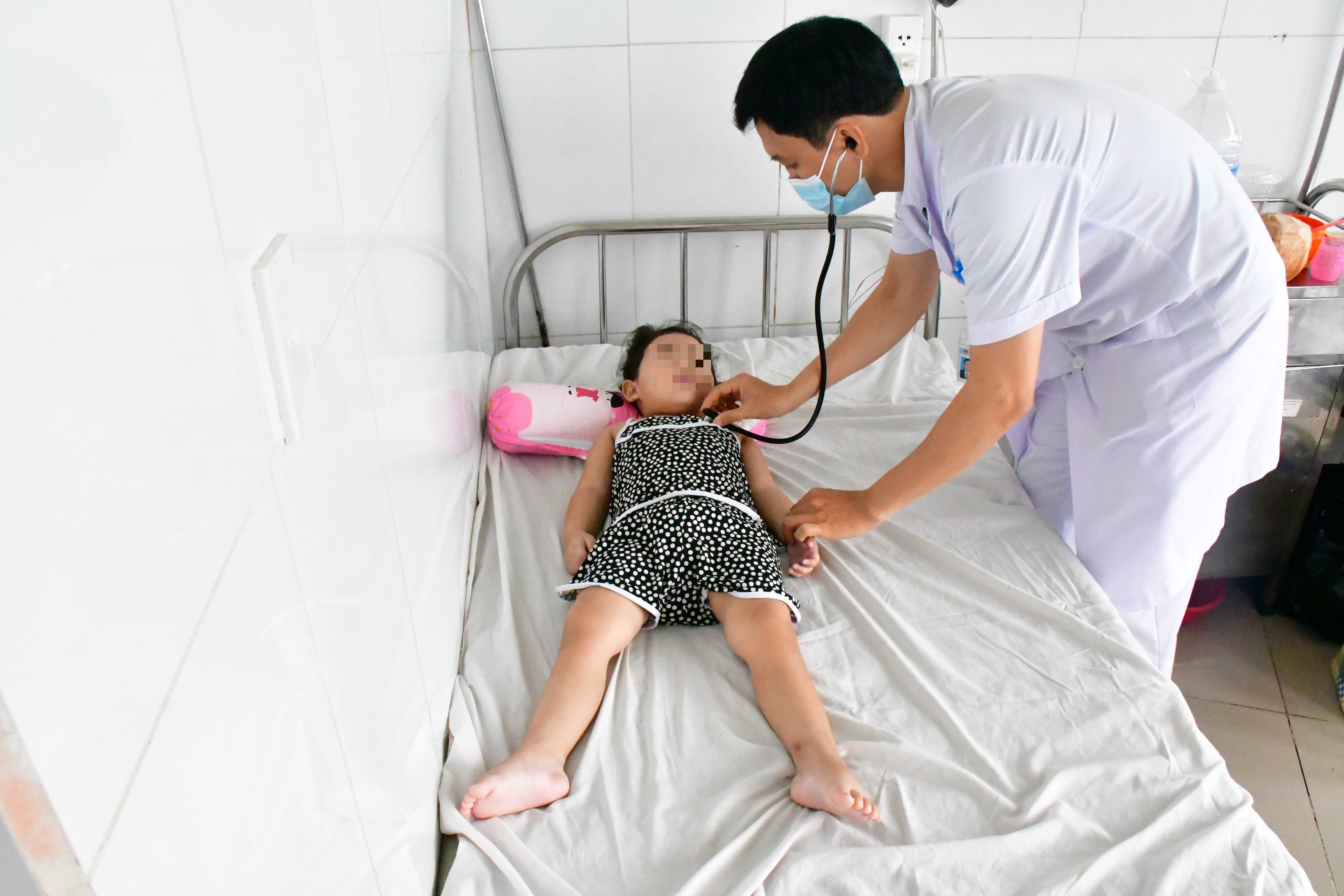 ĐIỀU TRỊ THÀNH CÔNG CHO BÉ GÁI MẮC TAY CHÂN MIỆNG MỨC ĐỘ NẶNG
