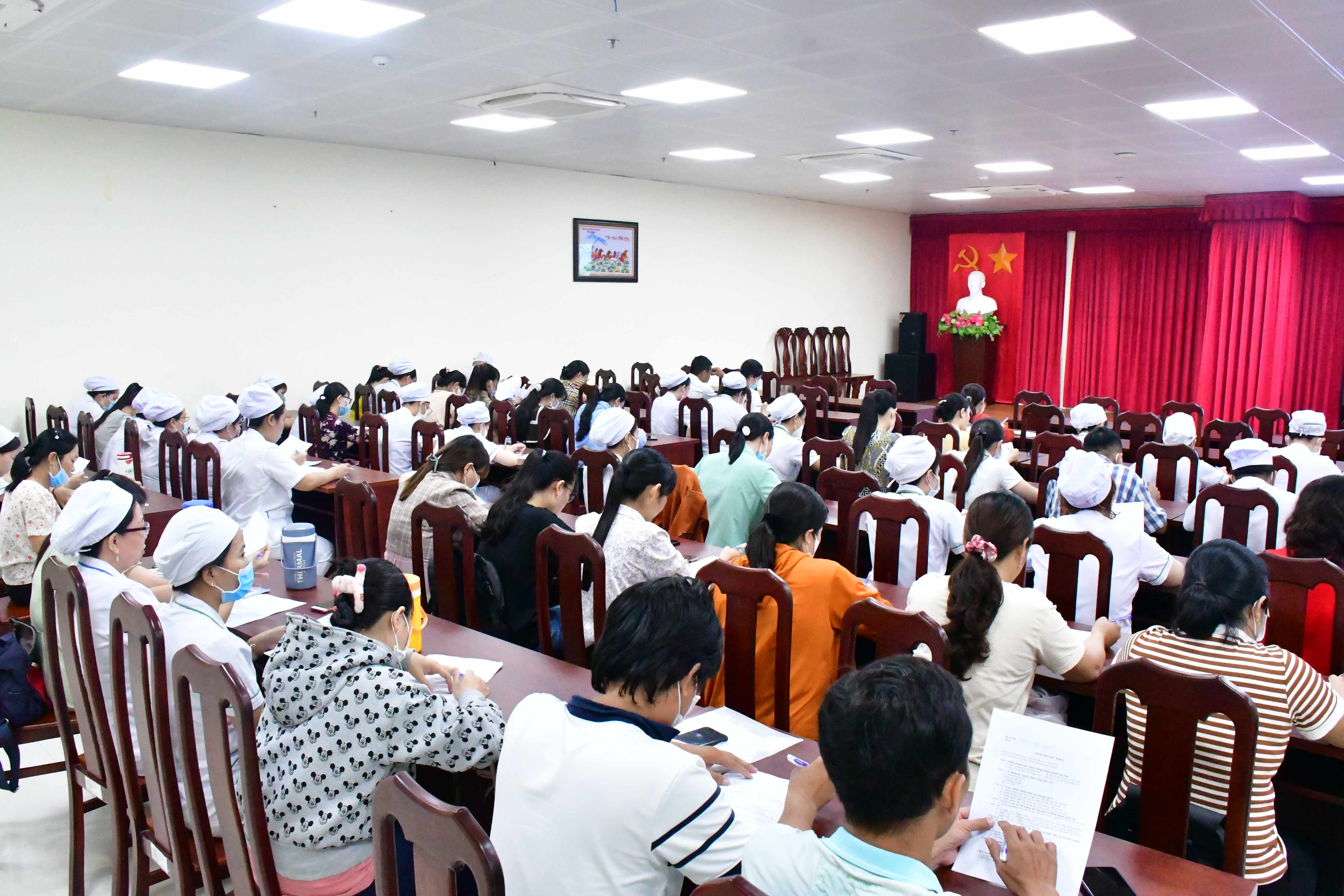 LỚP ĐÀO TẠO LIÊN TỤC VỀ KIỂM SOÁT NHIỄM KHUẨN CƠ BẢN CHO NHÂN VIÊN Y TẾ