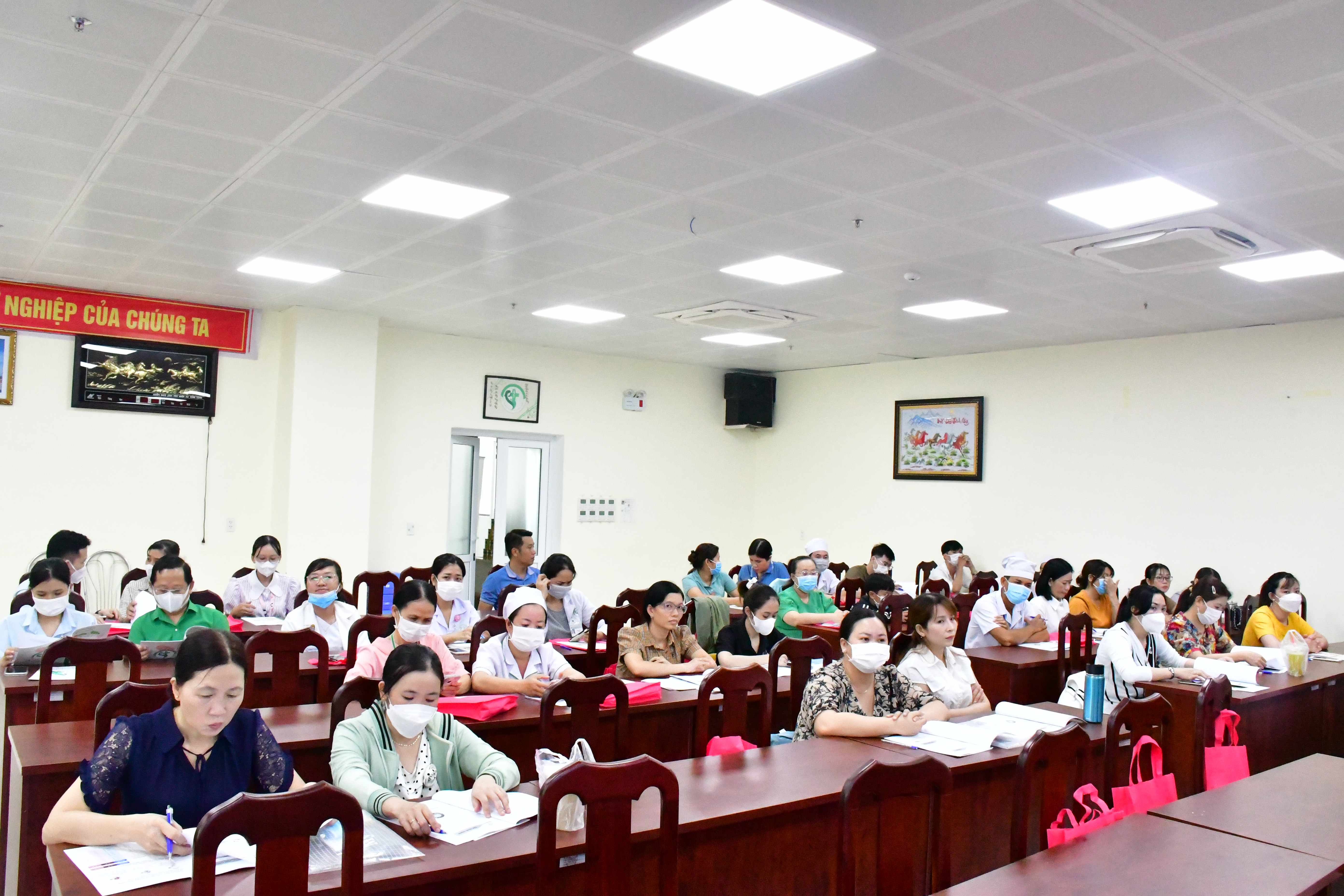 HỘI THẢO CHUYÊN ĐỀ "DINH DƯỠNG 1000 NGÀY ĐẦU ĐỜI"
