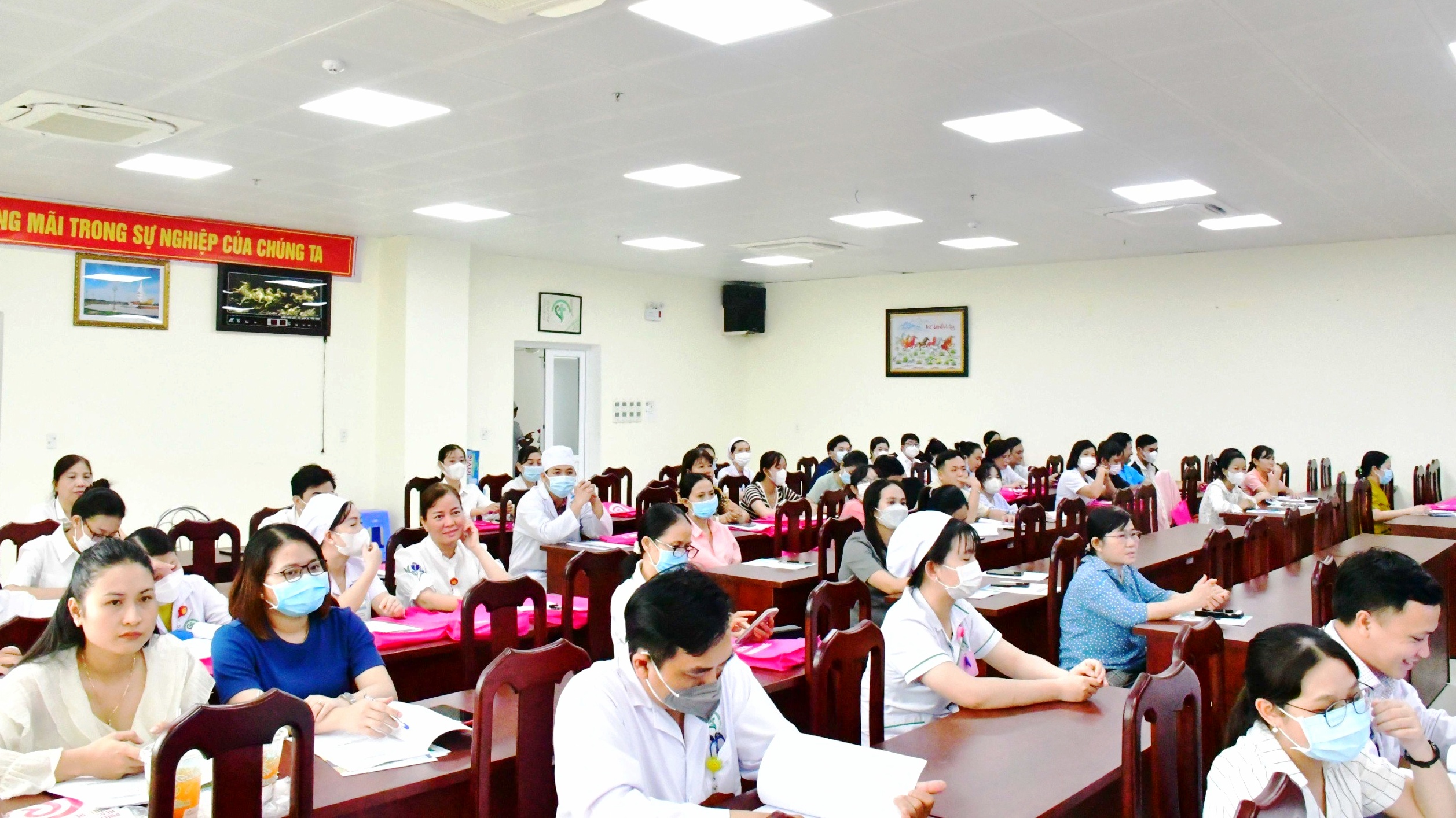 HỘI THẢO CHUYÊN ĐỀ "ĐIỀU TRỊ TÁO BÓN Ở TRẺ EM"