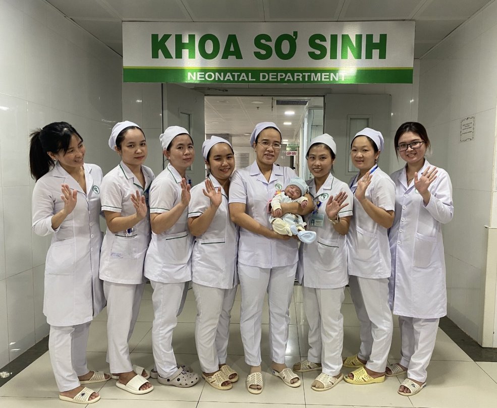 XÓT XA BÉ SƠ SINH NON THÁNG BỊ BỎ RƠI SAU 6 TIẾNG CHÀO ĐỜI