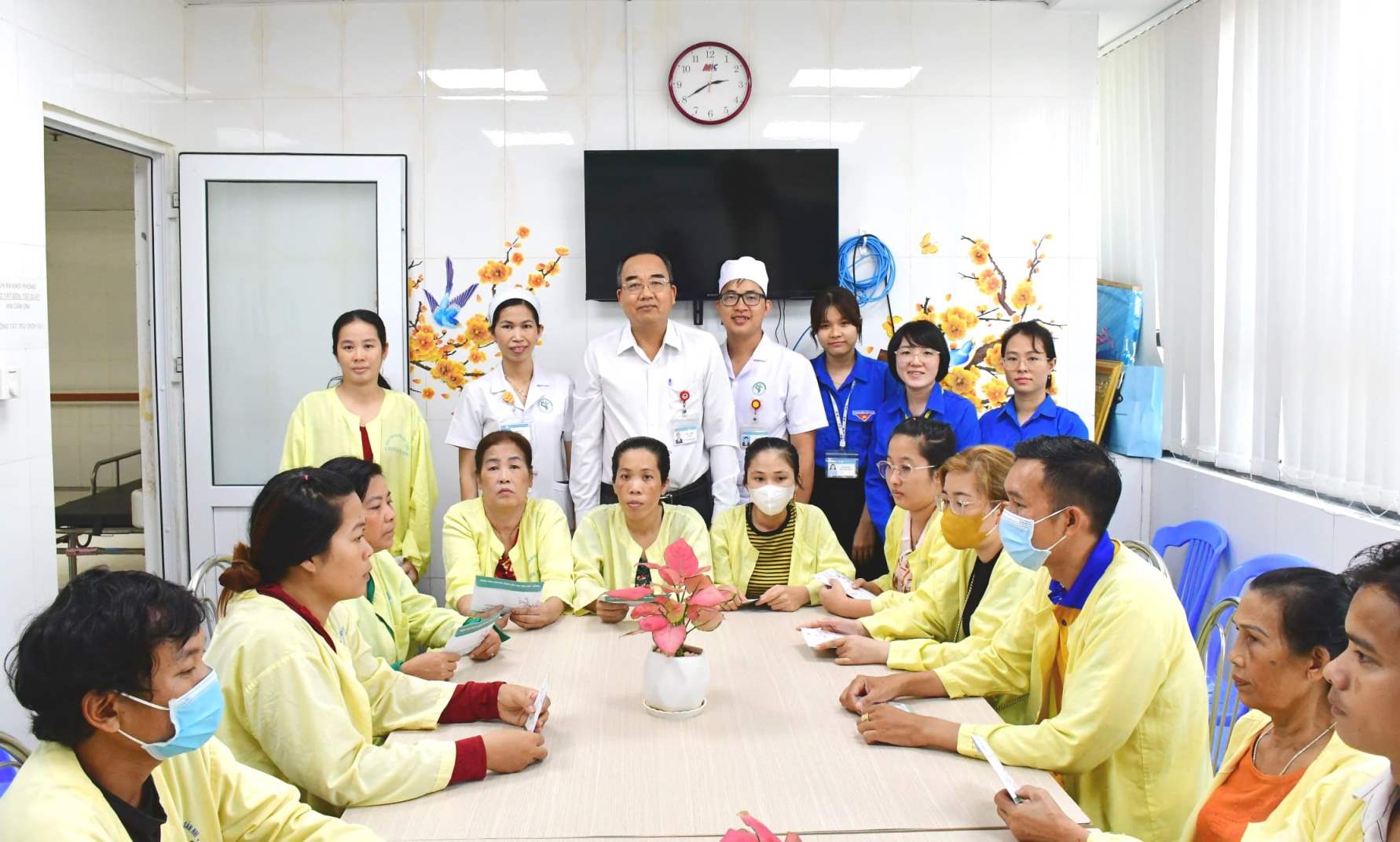 100 BỆNH NHÂN CÓ HOÀN CẢNH KHÓ KHĂN NHẬN QUÀ “XUÂN YÊU THƯƠNG”