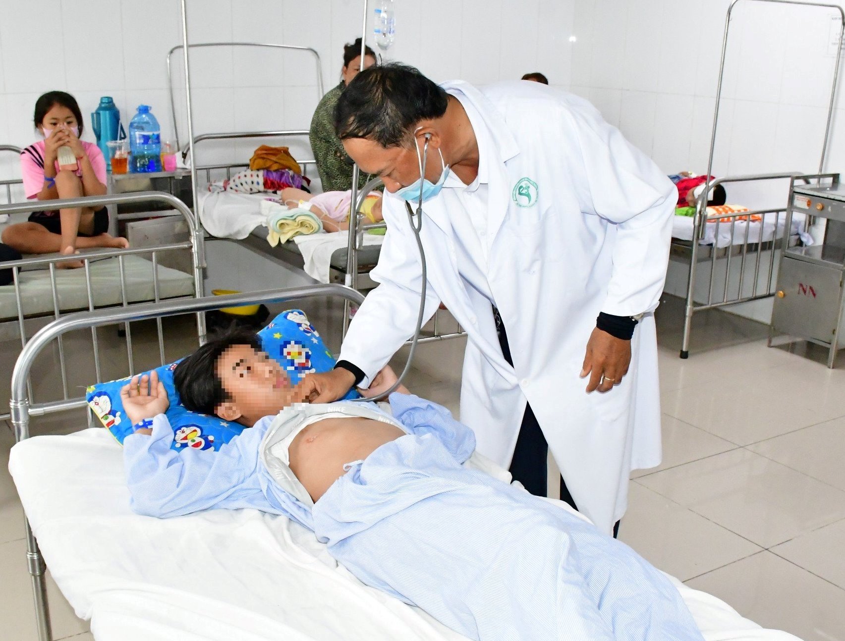 TAI NẠN HY HỮU, NGẠNH CÁ ĐÂM VÀO LỒNG NGỰC