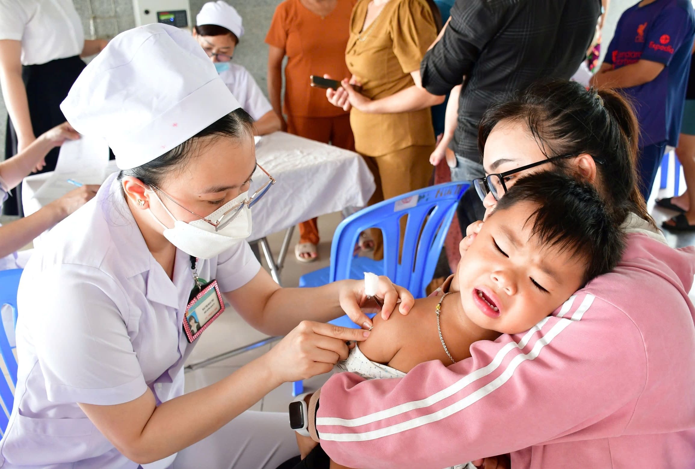 TIÊM CHỦNG VẮC-XIN SỞI - RUBELLA CHO TRẺ NẰM VIỆN VÀ NHÂN VIÊN Y TẾ