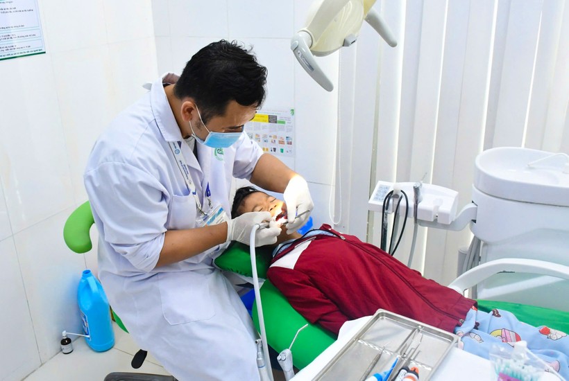 [TIN BÁO CHÍ] LƯU Ý TRƯỜNG HỢP RĂNG RƠI KHỎI XƯƠNG Ổ RĂNG Ở TRẺ