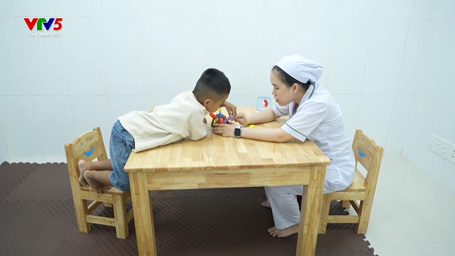 BẢN TIN VTV: PHÓNG SỰ "BỆNH TỰ KỶ TRẺ EM" (Tiếng Khmer / Phụ đề tiếng Việt)