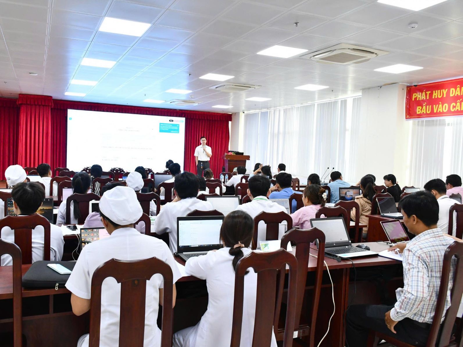 TẬP HUẤN “HƯỚNG DẪN SỬ DỤNG PHẦN MỀM EPIDATA TRONG NGHIÊN CỨU KHOA HỌC”