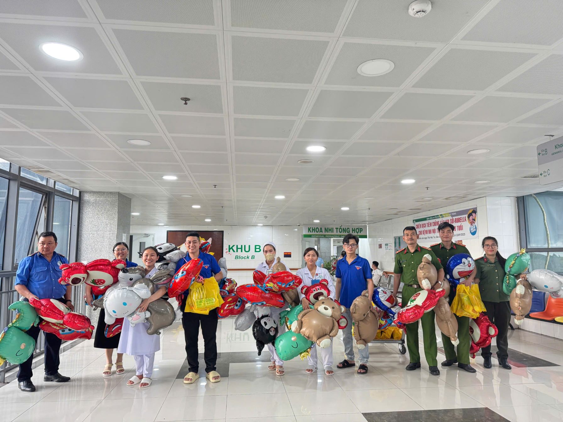 ĐOÀN THANH NIÊN TRAO YÊU THƯƠNG, MANG NIỀM VUI 01/06 ĐẾN BỆNH NHI NỘI TRÚ